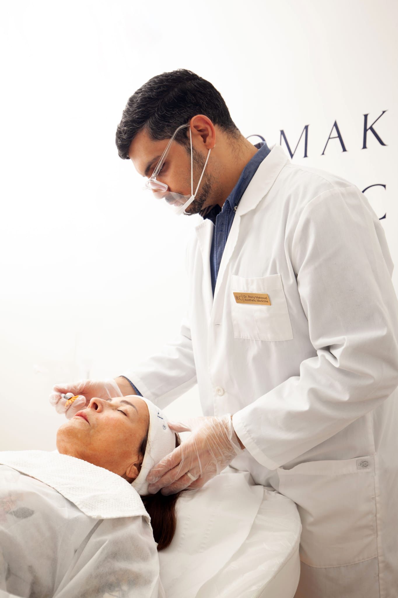 Dr. Rony Maksoud realizando un tratamiento en Romak Clinic Barcelona